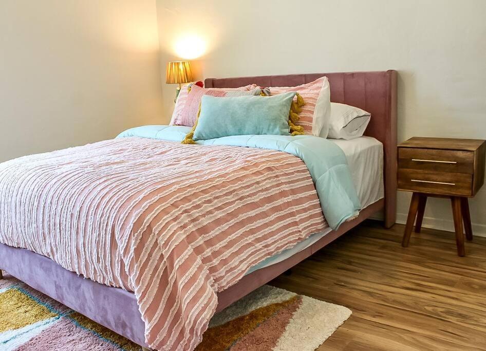 Villa Newly Remodeled Midcentury Pink Flamingo Casa à Phoenix Extérieur photo